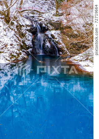 冬季的桃太郎瀑布(垂直) 冬季的桃太郎瀑布(垂直) 72719664