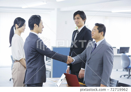 握手的商人 72719962