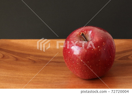 富士蘋果在木板上 72720004