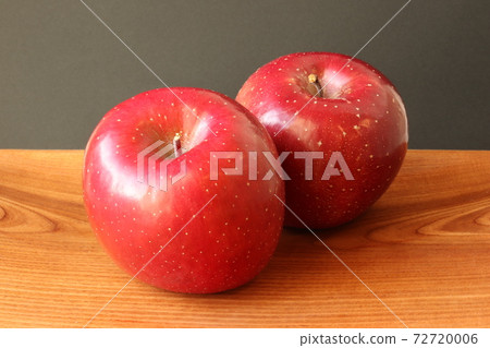 富士蘋果在木板上 富士蘋果在木板上 72720006