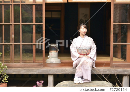 A young and beautiful kimono woman sitting on the porch of an old folk house A young and beautiful kimono woman sitting on the porch of an old folk house 72720134