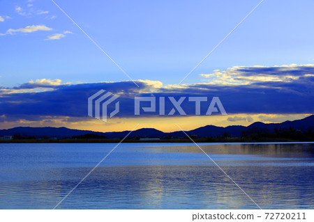 滋賀縣草津市琵琶湖岸邊的夜景，比叡山，比叡湖，日落[12月] 72720211