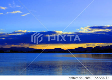 滋賀縣草津市琵琶湖岸邊的夜景，比叡山，比叡湖，日落[12月] 72720212