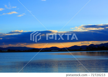 Evening view from the shore of Lake Biwa in Kusatsu City, Shiga Prefecture, Mt. Hiei, Lake Biwa, sunset [December] 72720213