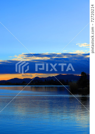 Evening view from the shore of Lake Biwa in Kusatsu City, Shiga Prefecture, Mt. Hiei, Lake Biwa, sunset [December] 72720214