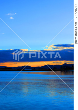 Evening view from the shore of Lake Biwa in Kusatsu City, Shiga Prefecture, Mt. Hiei, Lake Biwa, sunset [December] 72720215