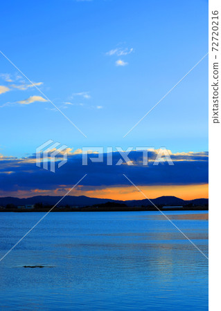 Evening view from the shore of Lake Biwa in Kusatsu City, Shiga Prefecture, Mt. Hiei, Lake Biwa, sunset [December] 72720216