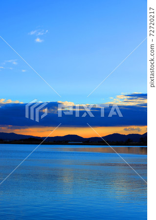 滋賀縣草津市琵琶湖岸邊的夜景，比叡山，比叡湖，日落[12月] 72720217