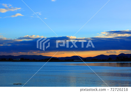 滋賀縣草津市琵琶湖岸邊的夜景，比叡山，比叡湖，日落[12月] 72720218