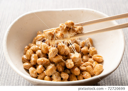 Raise natto chopsticks. Raise natto chopsticks. 72720699