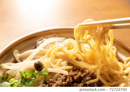 燉的拉麵和筷子。 72720700