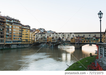 意大利佛羅倫薩的Ponte Vecchio 意大利佛羅倫薩的Ponte Vecchio 72721073