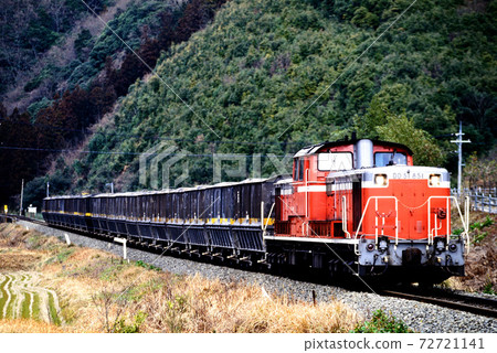 1997 DD51851石灰石運輸列車在礦山線上運行 72721141
