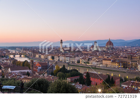 從米開朗基羅廣場,意大利佛羅倫薩在日落時的城市景觀 從米開朗基羅廣場,意大利佛羅倫薩在日落時的城市景觀 72721319