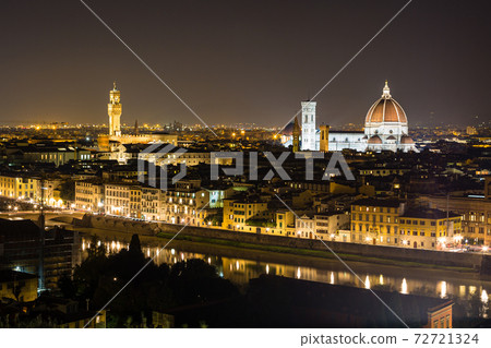 從意大利米開朗基羅廣場看佛羅倫薩的夜景 72721324