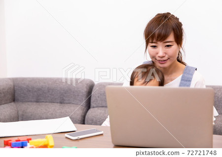 家庭主婦和嬰兒使用計算機 72721748
