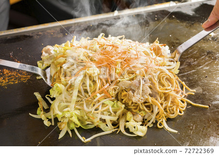 Yakisoba during cooking 72722369