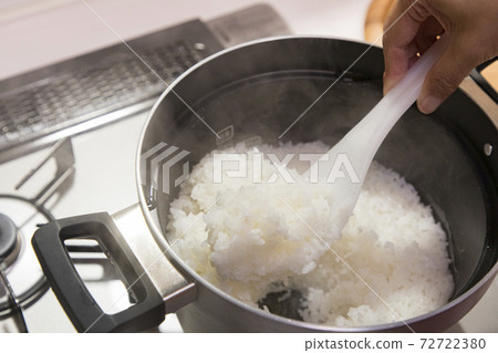 Scoop freshly cooked rice cooked in a pot 72722380