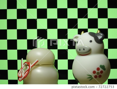 日本新年裝飾，格子圖案，牛模型和年糕 72722753