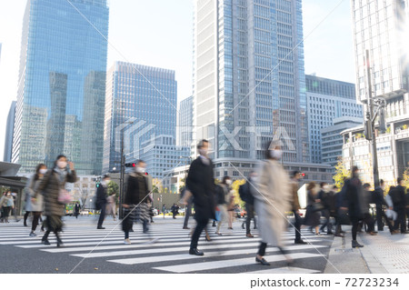 Corona 3rd wave Infection spread Commuting Tokyo Station People heading to the company Winter 2020 72723234