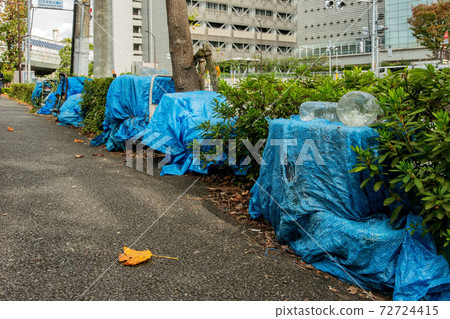 無家可歸的行李放在人行道上 72724415