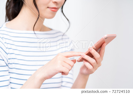Young woman operating a smartphone (parts) Young woman operating a smartphone (parts) 72724510