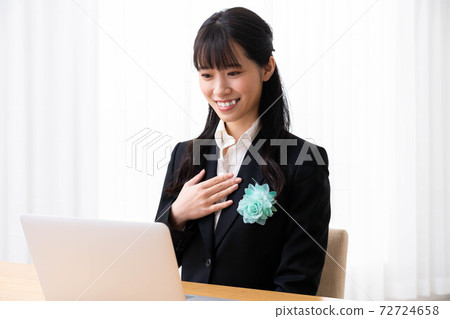 參加在線儀式的年輕女子 參加在線儀式的年輕女子 72724658