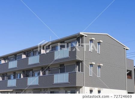 Image of a 3-story apartment 72724669