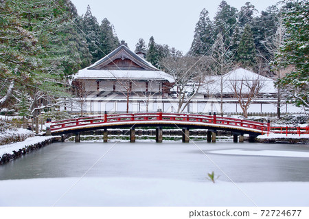 Snowy Koyasan Lotus Pond Scenery Koya-cho, Ito-gun, Wakayama Prefecture 72724677