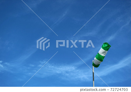 一束綠色和白色在湛藍的天空中飄動 一束綠色和白色在湛藍的天空中飄動 72724703