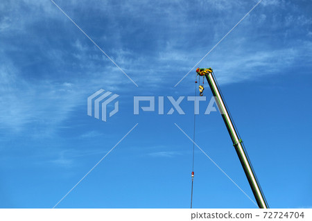 無機起重機延伸到湛藍的天空 72724704