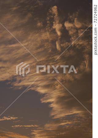 Clouds at dusk 72724962