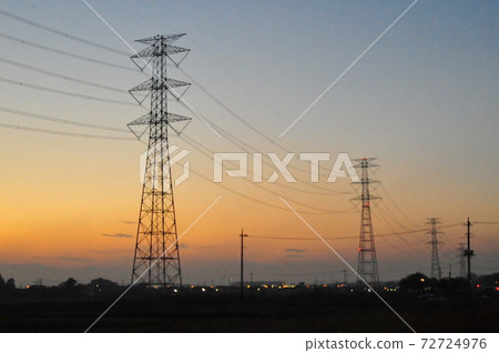 輸電線路的夜景夕陽的天空和輸電線路 72724976