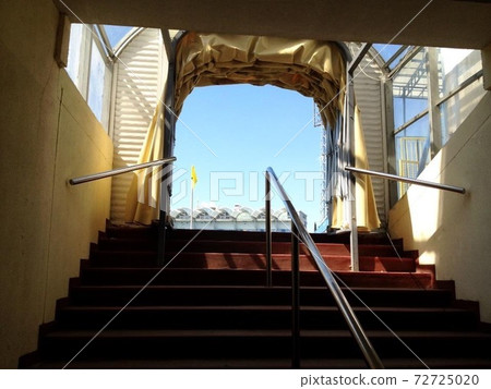 足球運動員的體育場入口通道 72725020