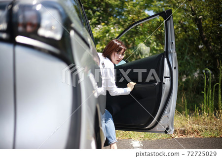 A woman who bumped into a car A woman who bumped into a car 72725029