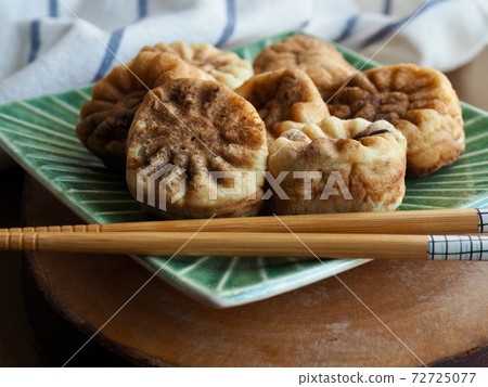 Korean food chrysanthemum shaped red bean bun 72725077