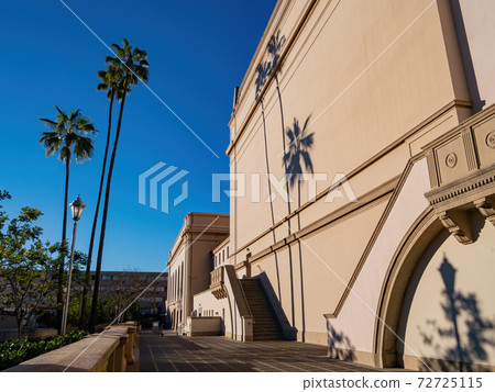Afternoon sunny view of a beauitful building Afternoon sunny view of a beauitful building 72725115