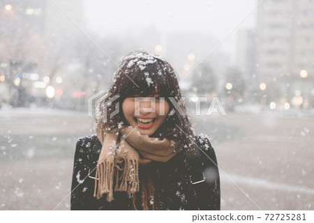 白雪皚皚的京都：雪在頭髮和一個笑的女人 72725281