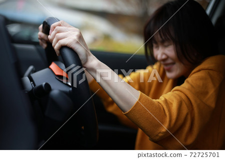 Woman stepping on a sudden brake 72725701
