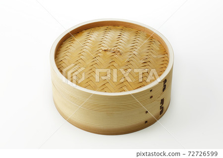 Bamboo steamer placed on a white background 72726599