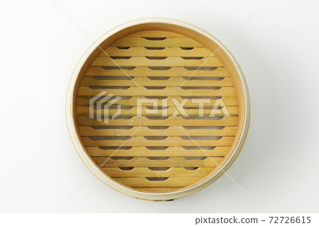 Bamboo steamer placed on a white background 72726615