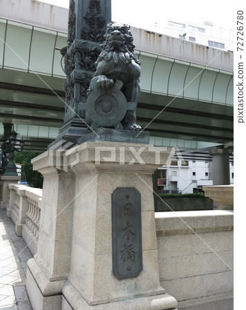 Nihonbashi lion statue and bridge name plate 72726780