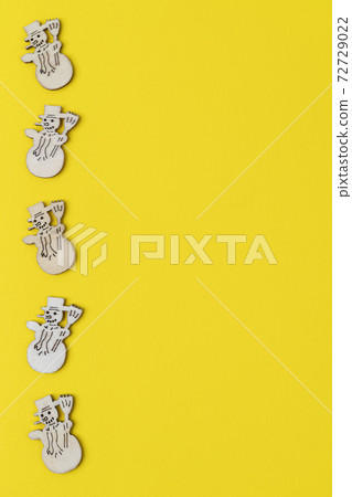 wooden snowmen 72729022