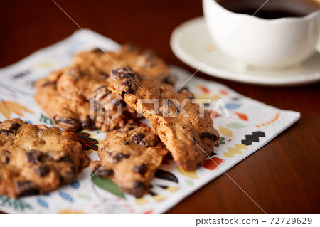 Crispy chocolate chip cookies and coffee Crispy chocolate chip cookies and coffee 72729629