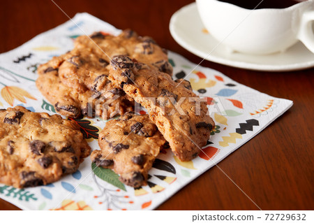 Crispy chocolate chip cookies and coffee Crispy chocolate chip cookies and coffee 72729632