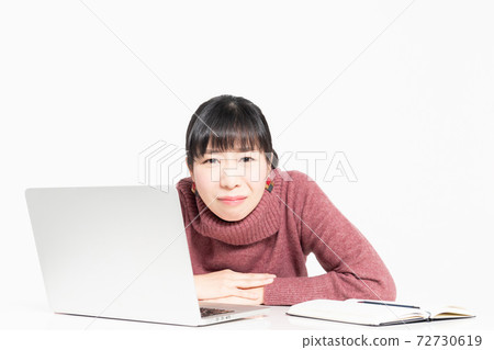 一個女人在使用筆記本電腦時遇到麻煩 72730619