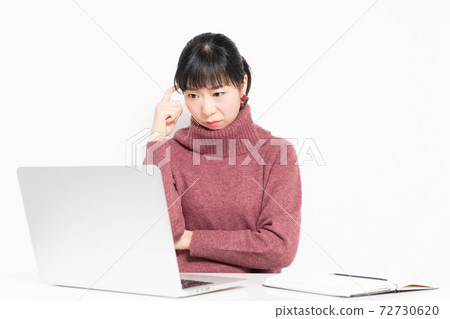 一個女人在使用筆記本電腦時遇到麻煩 一個女人在使用筆記本電腦時遇到麻煩 72730620