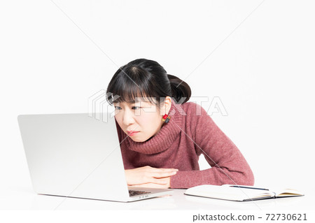 一個女人在使用筆記本電腦時遇到麻煩 72730621