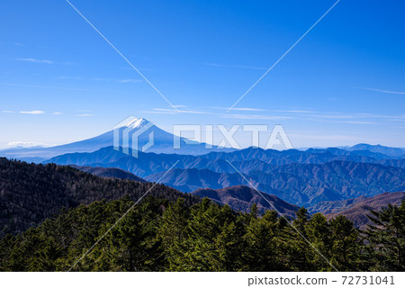 Clear sky, mountains of Misaka and Mt. Fuji 72731041