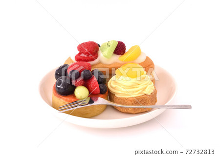 pastry, western confectionery, western-style sweet 72732813
